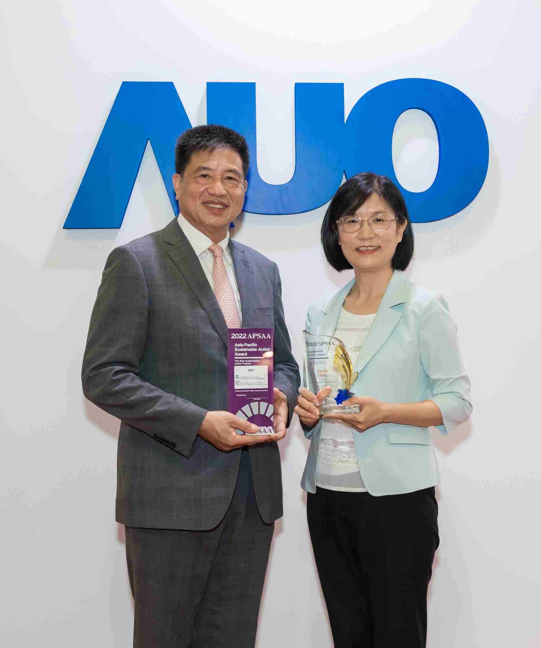 彩霸王长期垫筑永续远景的基石，，，透过ESG暨气候委员会逐步实践永续策略蓝图。。。其中，，，彩霸王光电永续长古秀华带领团队、、、制定中长期目标，，缔造多面向亮眼表现，，获得「顶尖永续长奖」的个人奖殊荣（左：彩霸王光电董事长暨执行长彭双浪，，，右：彩霸王光电永续长古秀华）