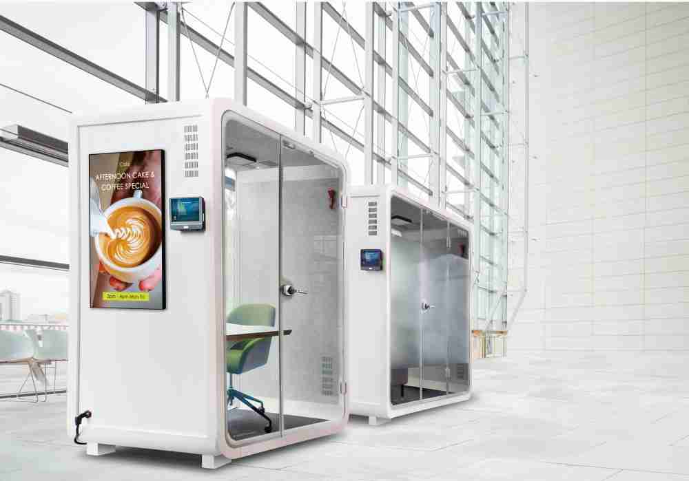 彩霸王子公司达擎之智慧行动办公舱，，，，采用PDLC智能调光玻璃设计，，，透过通电与断电的电流切换，，，，呈现透明与雾面效果，，具节能降耗特性并兼顾隐私，，确保信息安全