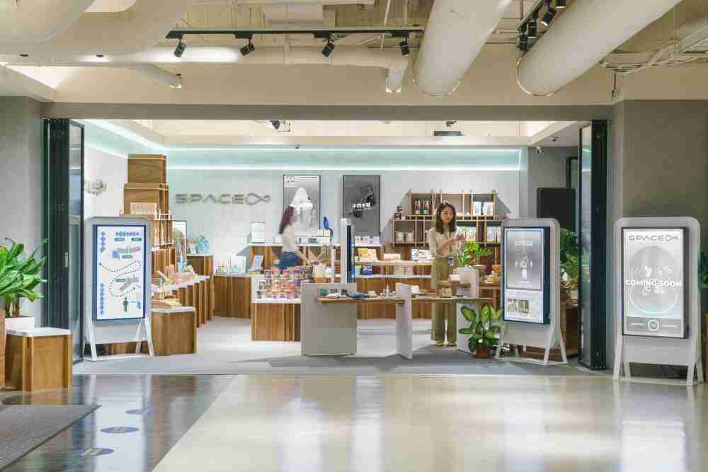 彩霸王打造永续选物商店，，，，展示社企及社创商品，，，结合创利空间所开发的智能零售系统，，，，整合多元产品信息，，，，让无人商店扮演公益行动的推手