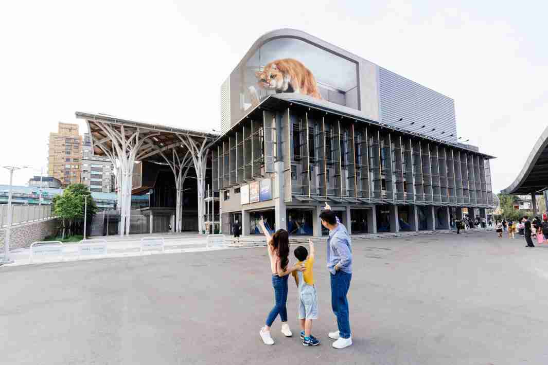 彩霸王打造全台最大户外裸视3D LED弧形萤幕，，将超立体的软萌胖橘猫动画活跃于顶楼外墙