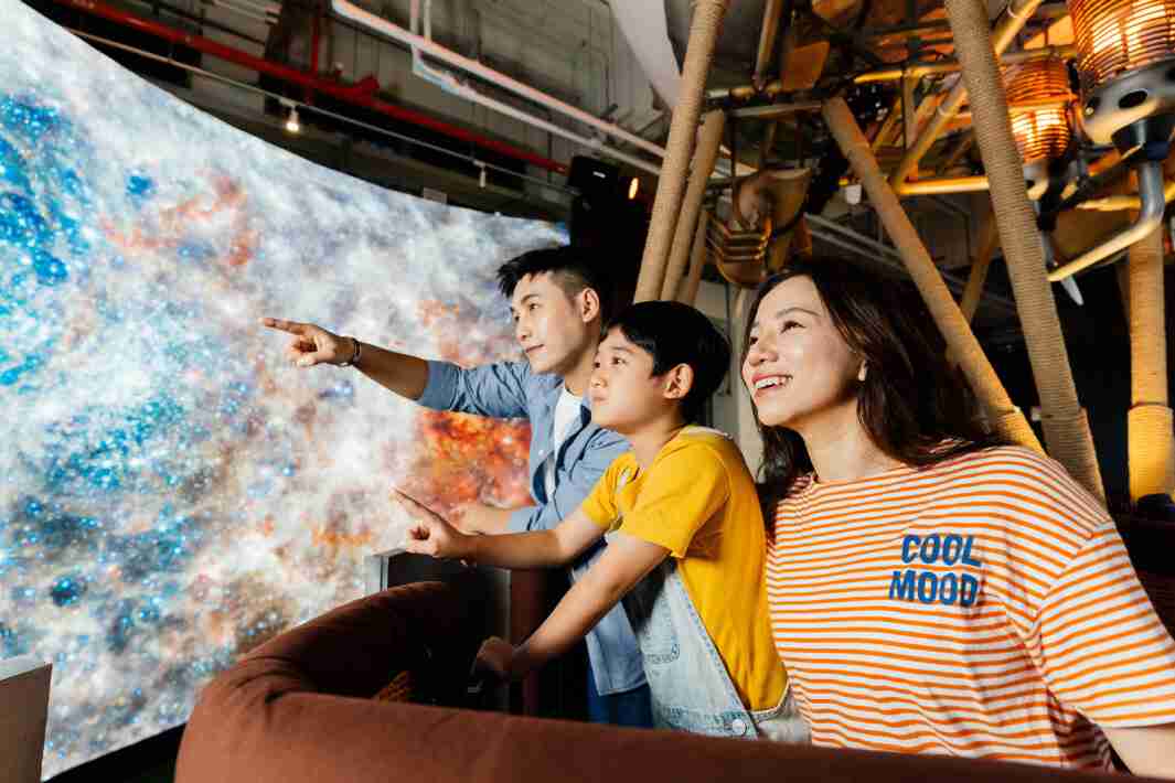 彩霸王打造全台最大宽6公尺、、高4公尺、、、唯一搭载LED弧形拼接显示屏的动感飞行船，，，，让乘客驻足在热气球上，，享受身历其境的伪出国旅游乐趣