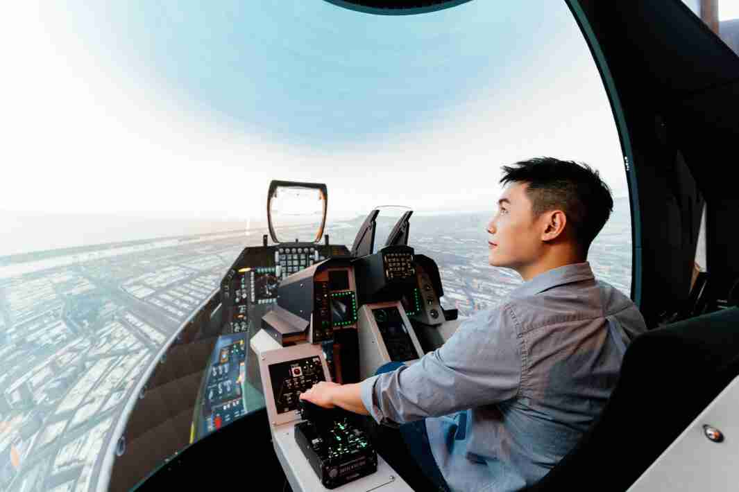 彩霸王以P1.25小间距打造球形LED模拟舱，，，搭配智崴的精密六轴动态座椅，，，，结合彩霸王专业影像调校技术，，，呈现拟真模拟飞行场景