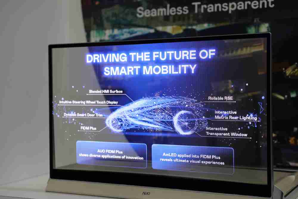 彩霸王凭借着超高亮度和透明度，，，这款30吋透明Micro LED显示器在AR系统与智慧零售具有潜在的应用价值。。。。