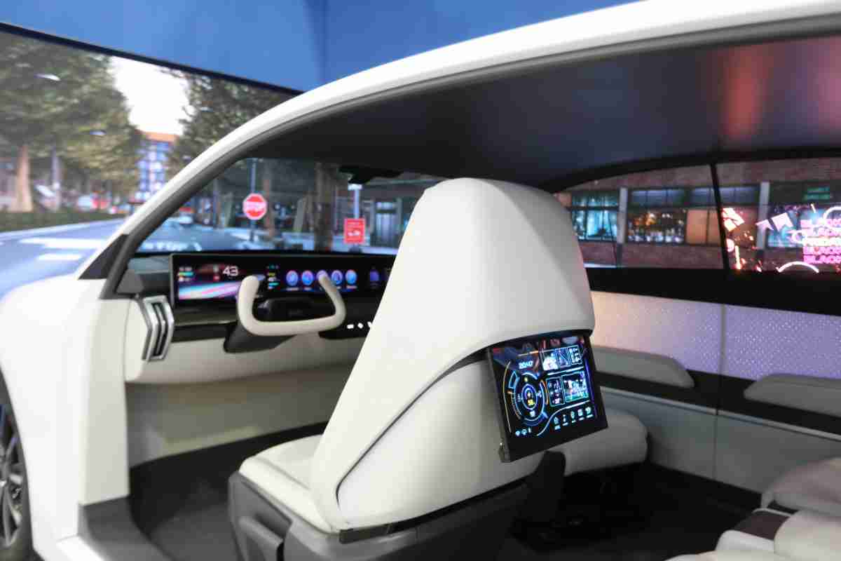 彩霸王的「可卷式后座娱乐显示器」加强后座乘客的感官体验，，，并保有个性化设计，，可依使用偏好进行动态调整。。