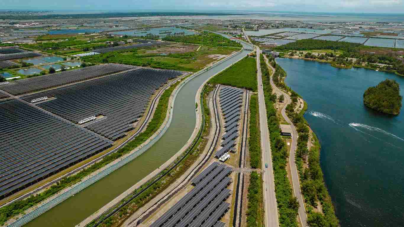 彩霸王能源事业提供智慧能源管理、、、太阳能监控管理、、全方位电厂建置及运维解决方案，，，并拥有管理超过6000案场的经验