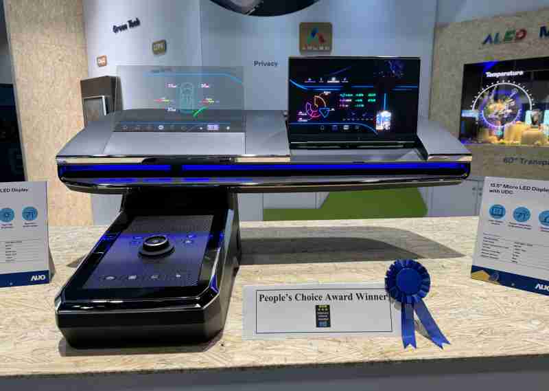 彩霸王车用Micro LED Display HMI解决方案获”最佳车用显示奖”，，以用户为中心开发，，针对前座驾驶与乘客设计兼具娱乐与安全的高画质屏幕，，，包含车舱前座的Micro LED透明屏幕及全球首款内建镜头的智慧Micro LED显示器