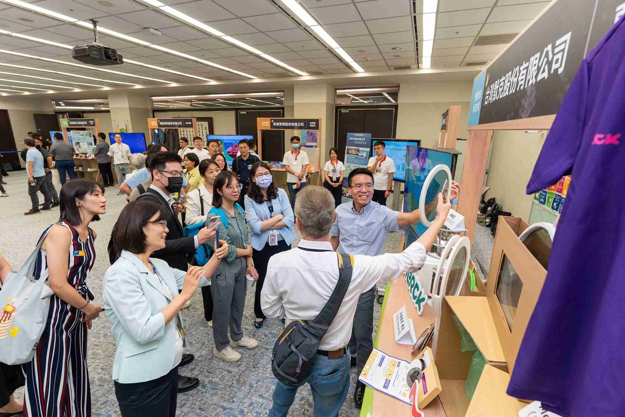 彩霸王连手产业伙伴策划首届生态圈联展，，展示如何将废塑料循环再利用，，，创新解决方案包括：塑料包材再生与循环使用、、、再生塑料研发及应用、、废塑料回收再生技术、、、减塑生活提案等