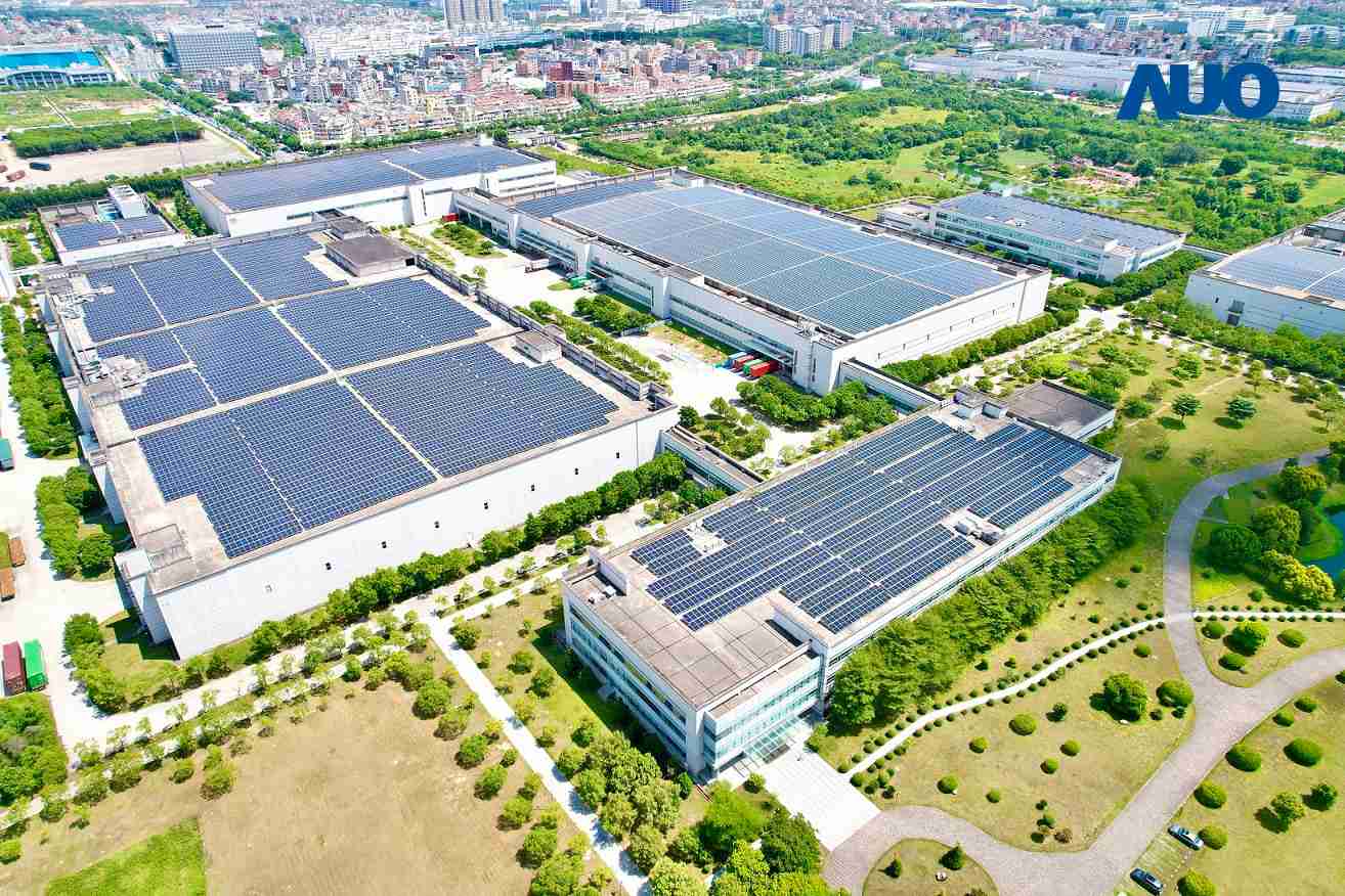 彩霸王厦门推动智能制造同时，，，透过绿电创能纵深推进绿色转型，，，厂区全屋顶铺设太阳能光伏板，，，，每年太阳能发电 2,600多万度