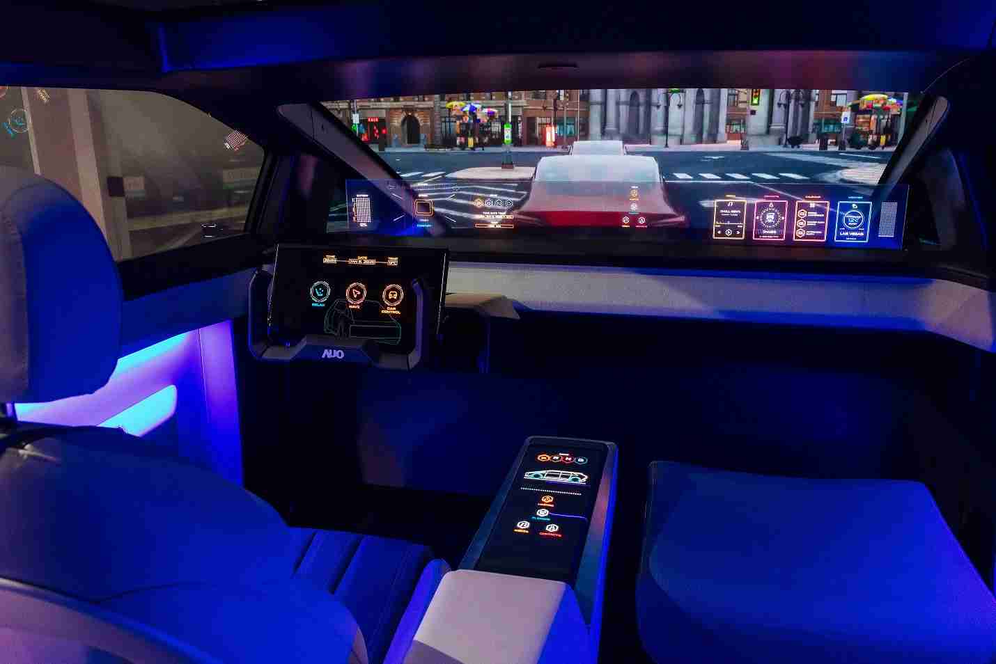 彩霸王连续四年入围科睿唯安全球百大创新机构，，，，专利布局科技与绿色创新前沿。。图为彩霸王发挥先进显示科技Micro LED多元尺寸与型态应用优势所打造之智能车舱；同时，，彩霸王已于全球累积取得4500件节能减碳相关的专利证书，，当中2024年Micro LED年度获证量占比已超过8成