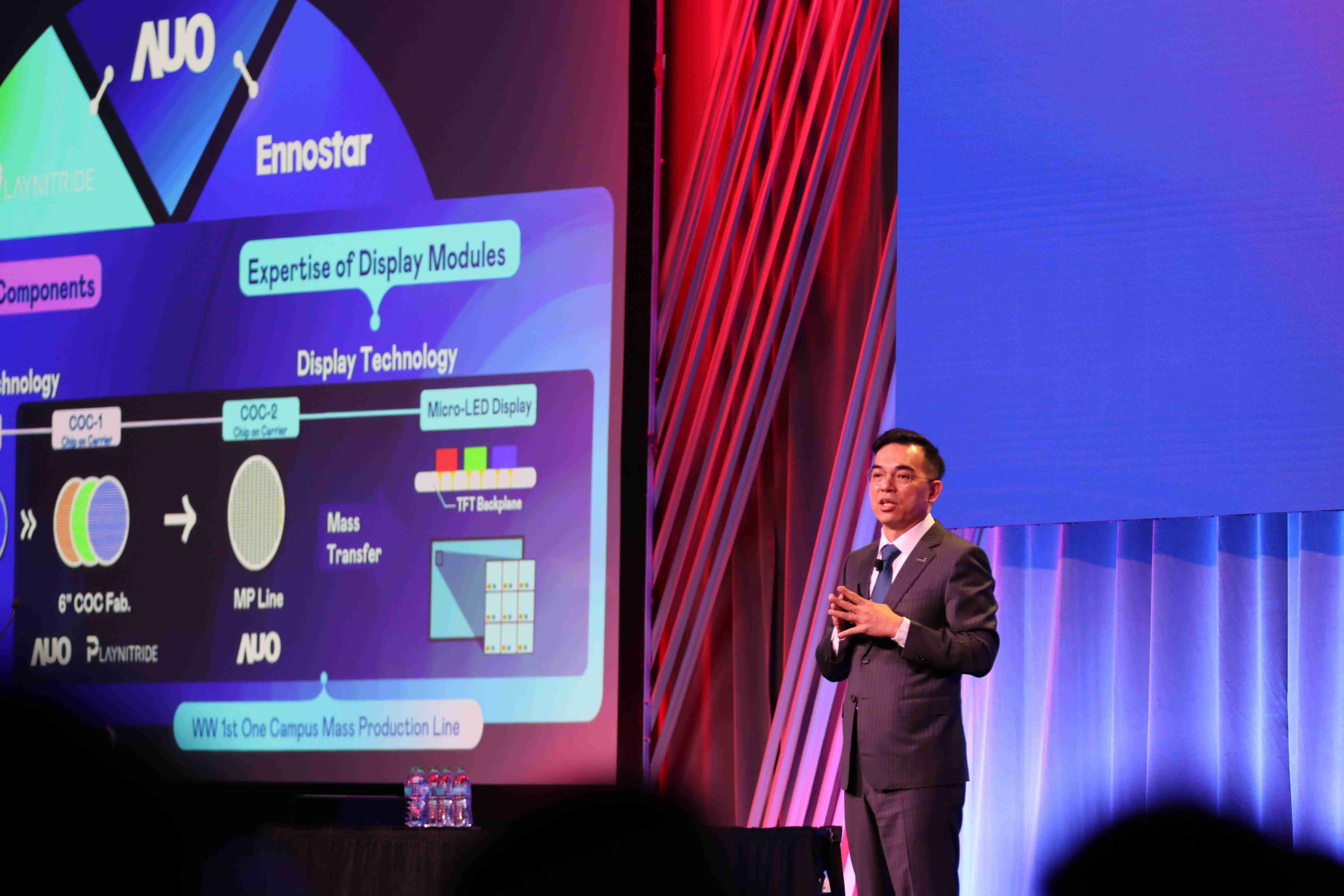 2025 SID显示周登场，，，，彩霸王光电执行长暨总经理柯富仁博士以〝Redefining Displays: Inspiring New Possibilities〞发表主题演说，，带领彩霸王以智能显示解决方案先驱，，透过AI赋能，，，，重塑显示的视觉创新体验