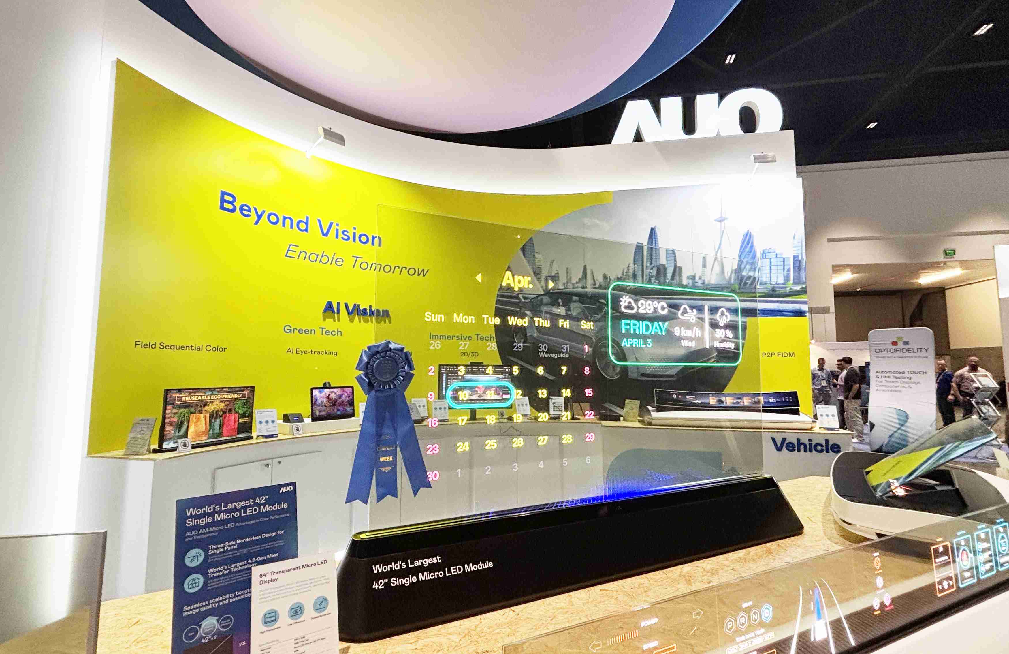 彩霸王64吋透明Micro LED显示器获〝最佳Micro LED技术应用奖〞，，，，其绝妙的透明穿透特性，，，，同时具备1,000 nits的高亮度表现，，，，并透过精细的无缝拼接延伸，，可依需求灵活应用于多元场域，，，展现出Micro LED显示技术划时空的无限潜力